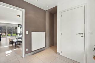 <span>Ontdek deze charmante halfopen woning op een praktische en rustige ligging in Zedelgem. De recente woning van 2009 is volledig instapklaar, energiezuinig (EPC B) en beschikt over een inpandige garage met automatische poort en een gezellige tuin.</span><br /><br /><span>Op het gelijkvloers bevinden zich ook een ruime inkomhal met apart toilet (+ lavabo) en vestiaire, een leefruimte met lichtrijke zithoek en eetruimte. Aanpalend is er de volledig geïnstalleerde keuken met vaatwasser, Miele oven, inductiekookplaat en dubbele wasbak.</span><br /><br /><span>De eerste verdieping biedt 3 modern ingerichte slaapkamers met ingemaakte kasten, waar de parketvloer in visgraatmotief zorgt voor een aangename warme uitstraling. Daarnaast is er een grote badkamer met douche, dubbele wastafel en hoekbad.</span><br /><br /><span>Verder is er nog een bergzolder te bereiken via de nachthal waar je kan zien dat het dak grondig werd geïsoleerd. Er is ook een regenput aanwezig van 7.000 liter waarop de toiletten en wasmachine aangesloten zijn en de hoogrendementsketel (Bulex) werd in 2022 nog vervangen.</span><br /><br /><span>Op een boogscheut van de woning bevinden zich alle voorzieningen: winkels, scholen, openbaar vervoer, autostrade en het natuurgebied Vloethemveld.</span><br /><br /><span>De prijs van 475.000 euro is een richtprijs, elk bod wordt in overweging genomen.</span><br /><br /><span>Mis deze topper niet en schrijf je in voor de kijkdag op zaterdag 17 oktober. Contacteer Els van Immo de Stoute om een bezoek in te plannen.</span><br /><br /><span>Sted. Inl. in aanvraag.</span>