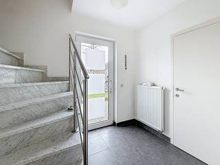 Recente half open bebouwing met garage in Gooreind.Indeling:Gelijkvloers: Inkomhal, toilet, woonkamer, open keuken, wasplaats, garage.Verdieping:...