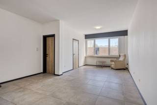 <p><span>Maison duo rénovée avec </span><span>3 chambres à coucher</span><span> et</span><span> EPC B</span><span> à Lier</span></p><p><span> </span></p><p><span>Dans la Komeetstraat 5</span><span>, dans un emplacement central près du centre de </span><span>Lier</span><span>, nous trouvons cette </span><span>maison duo prête à l'emploi à</span><span> vendre. Grâce à son excellent emplacement, la</span><span> gare de Lier</span><span> et le </span><span>collège Thomas More</span><span> sont accessibles à pied, tout comme les magasins, les transports en commun et d'autres commodités.</span></p><p><span> </span></p><p><span>La maison a été </span><span>entièrement rénovée en 2023</span><span> et combine un confort contemporain avec un aménagement pratique. Avec un label EPC B favorable, du double vitrage (PVC) et des volets roulants, il s'agit d'une maison économe en énergie et confortable. De plus, la maison est orientée sud-est, ce qui garantit une lumière naturelle agréable tout au long de la journée.</span></p><p><span> </span></p><p><span>Aménagement</span></p><p><span> </span></p><p><span>Rez-de-chaussée</span></p><p><span> </span></p><p><span>chambre à coucher</span></p><p><span>salle de bains</span></p><p><span> </span></p><p><span>Premier étage</span></p><p><span> </span></p><p><span>cuisine</span></p><p><span>salle de bains avec douche, lavabo et toilettes</span></p><p><span> </span></p><p><span>Deuxième étage</span></p><p><span> </span></p><p><span>deux chambres à coucher complètes</span></p><p><span> </span></p><p><span>Généralités</span></p><p><span> </span></p><p><span>rénové en 2023</span></p><p><span>EPC B</span></p><p><span>double vitrage (PVC)</span></p><p><span>volets présents</span></p><p><span>orientation sud-est</span></p><p><span>situation centrale près du centre de Lier</span></p><p><span>à distance de marche de la gare et du collège Thomas More</span></p><p><span> </span></p><p><span>Ce bien est idéal comme premier achat, résidence étudiante ou investissement.</span></p><p><span> </span></p><p><span>Vous êtes intéressé par ce bien à vendre à Lier, vous cherchez d'autres biens immobiliers ou vous souhaitez connaître la valeur de votre bien ? Nous nous ferons un plaisir de vous aider !</span></p>