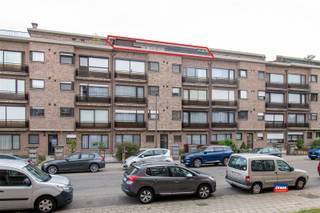 <p><span>HOBOKEN | INSTAPKLAAR DAKAPPARTEMENT MET TWEE SLAAPKAMERS, TWEE GROTE TERRASSEN EN KELDER | EPC C | </span></p><p><span>Indeling als volgt: leefruimte - halfopen geïnstalleerde keuken - terras vooraan (50m²) - terras achteraan (37m²) - twee slaapkamers met ingemaakte kasten - nachthal - prachtige, nieuwe badkamer met inloopdouche en lavabomeubel - wasplaats. </span></p><p><span>Privatieve kelder. Elektrische installatie conform het AREI en asbestveilig. Het appartement is gelegen op de vierde verdieping van klein gebouw met lift (tot derde verdieping) in een rustige woonwijk in de nabijheid van openbaar vervoer, scholen, natuurgebied en winkels. </span></p><p><span>De gemeenschappelijke kosten bedragen 150,00 EUR per maand (syndicus, minuterie, polis, lift en water). Extra: zonneluifel en elektrische rolluiken. Mogelijkheid tot aankoop van achterliggende garagebox. </span></p><p><span> </span></p>