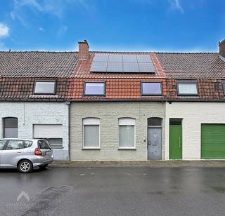 Via de inkomhal betreedt u deze verzorgde woning met een aangename leefruimte, ingedeeld in een gezellige zit- en eethoek. De aansluitende,...