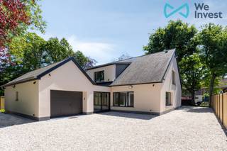 <p><strong>Volledig gerenoveerde villa met tal van mogelijkheden op toplocatie in Aartselaar<br /><br /></strong>Aan de Pierstraat 218 in Aartselaar vindt u deze uitzonderlijke villa die momenteel in haar laatste afwerkingsfase zit. Oorspronkelijk ontworpen als ruime gezinswoning, werd de volledige renovatie uitgevoerd met de visie om er een hoogwaardige kantoorvilla van te maken. Hierdoor biedt het pand vandaag een unieke flexibiliteit en leent het zich perfect als gezinswoning, kantoorvilla, praktijkwoning of opleidingsruimte.<br /><br />Bij de renovatie werd sterk ingezet op energiezuinigheid en comfort. De woning beschikt over vloerverwarming, een volledig vernieuwde elektrische installatie, bijkomende vloerisolatie, driedubbele beglazing, een ventilatiesysteem en volledig geregistreerde camerabewaking.<br /><br />Op het gelijkvloers wordt een nieuwe keuken voorzien, terwijl de eerste verdieping uitgerust wordt met een kitchenette. Daarnaast beschikt de woning over een kleine badkamer, een inpandige garage en diverse praktische berg- en stockageruimtes.<br /><br />De ruime gelijkvloerse verdieping kan volledig naar wens worden ingericht: als royale leefruimte, vergaderzaal, kantooromgeving, praktijkruimte of locatie voor workshops en opleidingen.<br /><br />Ook buiten heeft deze eigendom heel wat te bieden. Het ruime perceel voorziet voldoende mogelijkheden voor parkeergelegenheid, terwijl de volwassen bomen rondom zorgen voor een groene en rustige omgeving met veel privacy. De woning wordt volledig afgewerkt opgeleverd, inclusief de aanleg van een terras.<br /><br />Dankzij de strategische ligging nabij de A12, E19 en N16 geniet u van een uitstekende bereikbaarheid. Ook openbaar vervoer bevindt zich in de onmiddellijke omgeving.<br /><br /><strong>Een unieke opportuniteit voor wie op zoek is naar een instapklare, energiezuinige en veelzijdige villa op een toplocatie.<br /><br /></strong>Bovendien staat de naastgelegen villa eveneens te koop. Voor ondernemers of zelfstandigen biedt dit een bijzonder interessante opportuniteit: wonen en werken kunnen volledig van elkaar gescheiden blijven, terwijl u toch geniet van het comfort om uw professionele activiteiten op wandelafstand van uw woning uit te oefenen.<br /><br />Ontdek samen met ons de vele mogelijkheden die deze uitzonderlijke eigendom te bieden heeft. Contacteer ons voor meer informatie of een bezoek ter plaatse.</p>
