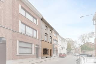 Ben jij op zoek naar een ruime woning met karakter en uitbreidingsmogelijkheden, pal in het centrum van Kortrijk en vlakbij belangrijke invalswegen? Dan is deze te renoveren woning met stadstuin een unieke kans om jouw woonproject of investering te realiseren.<br /><br />Indeling van de woning:<br />Gelijkvloers: inkomhal, leefruimte, apart toilet, keuken, badkamer, berging, een extra ruimte die perfect kan worden omgevormd tot een gelijkvloerse slaapkamer en toegang tot de stadstuin<br />1e verdieping: 2 slaapkamers<br />2e verdieping: opnieuw 2 slaapkamers<br />3e verdieping: een ruime zolder, nog niet geïsoleerd, met potentieel voor het creëren van 2 extra slaapkamers of een multifunctionele ruimte<br /><br />Extra kenmerken:<br />- Verwarming via gaskachel<br />- Dubbele beglazing in alle ramen<br />- Aanwezigheid van regen- en putwater<br />- Onderhevig aan de geldende renovatieplicht<br /><br />Deze woning biedt een zee aan ruimte én mogelijkheden, ideaal voor wie graag zelf de handen uit de mouwen steekt of investeert in een toekomstgerichte renovatie.<br /><br />Plan je bezoek en ontdek zelf het potentieel van deze ruime woning in centrum Kortrijk!