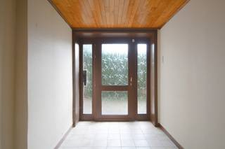 <strong>Op zoek naar een karaktervolle woning met ruim perceel?</strong><br /><br />Dan is deze halfopen bebouwing in Sleidinge zeker een bezoek waard. De woning ligt op een ruim perceel en geniet van een mooi, open uitzicht.<br /><br />Op het gelijkvloers vind je een ruime en lichtrijke leefruimte, een extra kamer die perfect kan dienen als slaapkamer, bureau of hobbyruimte, de keuken met zicht op het achterliggende perceel, een badkamer, een apart toilet en een praktische berging.<br /><br />De eerste verdieping telt twee volwaardige slaapkamers. De ruimte waar de trap uitkomt, biedt bovendien nog extra mogelijkheden. Daarnaast is er nog zolderruimte die ideaal is als extra bergruimte.<br /><br />Buiten beschik je over vier overdekte garageplaatsen en een ruime schuur of bijgebouw. De achterzijde van het perceel biedt een prachtig open uitzicht en vormt een rustige plek om van de omgeving te genieten.<br /><br />Vooraan zorgen de lange tuin en de oprit voor extra ruimte en tal van mogelijkheden.<br />Een woning met veel potentieel, op een rustige ligging, waar je helemaal je eigen thuis van kan maken.<br /><br /><strong>Voor meer info of een bezoek bel 0478 17 20 73 of mail </strong><strong>shania@ocvastgoed.be</strong><br /><br /><br /><u>Technische gegevens woning: </u><br /><br />- EPC 596 kWh/(m2jaar), Energielabel F = renovatieverplichting<br />- Perceeloppervlakte: 2153 m2<br />- Stedenbouwkundige inlichtingen: Agrarisch gebied; woongebied met landelijk karakter, vergunningen, geen rechterlijke herstelmaatregel of bestuurlijke maatregel opgelegd, geen voorkooprecht<br />- Asbestattest: niet asbestveilig, 3 asbestmaterialen<br />- Geen overstromingsgevoelig gebied, P-score A, G-score A<br />- Bruikbare bruto vloeroppervlakte volgens het EPC: 198 m²<br />- Elektrische keuring: conform<br /><br /><br />