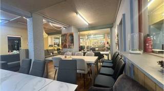 <strong>TE KOOP - ZEER RUIM POLYVALENT HANDELSPAND</strong> met een totale bruikbare vloeroppervlakte van <strong>1460 m² </strong>over 3 verdiepingen in de <strong>Moerkerkse Steenweg</strong>, een commerciele toplocatie in Sint-Kruis Brugge. De unieke gebogen voorgevel met meerdere glaspartijen is een eyecatcher en bezorgt dit pand een grote visibiliteit. Uitermate geschikt als commercieel pand met 1 of meerdere showrooms / toonzalen. Thans uitgebaat als meubelzaak met mogelijkheid tot overname meubelen in stock.<br />Extra troeven : + Garage inbegrepen<br />+ Uitweg achteraan naar de Driekoningenweg, ideaal voor lossen en laden<br />+ Uitstekende mobiscore 9 op 10!<br /><br />Omvat op het gelijkvloers een handelsruimte met toonzaal, bureel, toiletten, een garage en een uitweg. Op de eerste verdieping vinden we nog een showroom. De tweede verdieping omvat nog een showroom en diverse polyvalente ruimtes. Vastgoedinformatie in aanvraag.<br />Dit pand is mogelijks onderhevig aan de renovatieplicht van niet-residentieel vastgoed, opgelegd door de Vlaamse overheid.<br />P-score=D G-score=D<br />#slimondernemen #sintkruis #brugge #bizbrugge<br /><br />Bruikbare vloeroppervlakte 1460 m²<br />Totale grondoppervlakte 617 m²