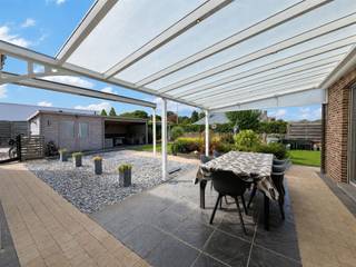 <p><span>Verrassend ruime gezinswoning met 4 slaapkamers, kelder, zolder en een grote inpandige garage!</span></p><p><span> </span></p><p><span>In een rustige en aangename woonomgeving te Dilsen-Stokkem vinden we deze bijzonder ruime halfopen gezinswoning terug. De woning werd gebouwd in 1999 en beschikt over een uitzonderlijk royale bruikbare vloeroppervlakte van circa 309 m².</span></p><p><span> </span></p><p><span>Met vier slaapkamers, een ruime leefruimte, een praktische keuken, een grote badkamer, een afzonderlijke wasruimte, een kelder, een zolderverdieping (bereikbaar via een vaste trap) en een zeer ruime garage biedt deze woning heel wat mogelijkheden voor grotere gezinnen, zelfstandigen of kopers die behoefte hebben aan extra opslag- en hobbyruimte.</span></p><p><span> </span></p><p><span>Via de inkomhal bereiken we de lichtrijke leefruimte. Dankzij de grote raampartijen geniet deze ruimte van een aangename natuurlijke lichtinval. Er is voldoende plaats voor zowel een volwaardige zithoek als een ruime eetplaats.</span></p><p><span>Aansluitend bevindt zich de praktisch ingerichte keuken. Deze beschikt over veel kastruimte, een centraal werkeiland en diverse toestellen. Vanuit de keuken is er een vlotte verbinding met de eet- en leefruimte en met het overdekte terras en de tuin. De gelijkvloerse verdieping beschikt verder over een afzonderlijk gastentoilet en diverse praktische berg- en circulatieruimtes.</span></p><p><span> </span></p><p><span>Op de verdieping bevinden zich vier ruime slaapkamers. Eén van deze kamers is momenteel ingericht als dressing, maar kan uiteraard opnieuw als volwaardige slaapkamer, bureau- of hobbyruimte worden gebruikt.</span></p><p><span>De ruime badkamer is ingericht met zowel een ligbad als een afzonderlijke douche, een dubbel badkamermeubel en voldoende opbergruimte. Daarnaast is er op het gelijkvloers nog een praktische wasruimte met aansluitingen voor wasmachine en droogkast, aangevuld met een extra douche.</span></p><p><span> </span></p><p><span>Een belangrijke troef is de zeer ruime inpandige garage. Deze biedt niet alleen plaats aan meerdere voertuigen, maar beschikt eveneens over heel wat bijkomende opslagmogelijkheden.</span></p><p><span>De woning is bovendien deels onderkelderd. De kelder bestaat uit meerdere droge berg- en technische ruimtes en biedt plaats voor de verwarmingsinstallatie en de boiler.</span></p><p><span>Ook de zolderverdieping zorgt voor een aanzienlijke hoeveelheid bijkomende bergruimte. Dankzij de aanwezige dakstructuur en het dakvenster biedt deze verdieping nog interessante mogelijkheden.</span></p><p><span> </span></p><p><span>Buiten beschikt de woning over een verzorgde en onderhoudsvriendelijke tuin. Het ruime overdekte terras sluit rechtstreeks aan op de woning en vormt een aangename plek om in alle weersomstandigheden buiten te vertoeven. Achteraan in de tuin bevindt zich nog een houten buitenberging met een gezellige overdekte loungeruimte.</span></p><p><span> </span></p><p><span>De woning wordt centraal verwarmd op stookolie. Ook het sanitair warm water wordt via de verwarmingsinstallatie geproduceerd. De PVC-ramen zijn voorzien van dubbele beglazing en de meeste ruimtes beschikken over rolluiken.</span></p><p><span>Volgens het energieprestatiecertificaat bedraagt de energiescore 332 kWh/m² per jaar, overeenstemmend met energielabel D. Hierdoor is er geen wettelijke renovatieverplichting van toepassing.</span></p><p><span>Het asbestattest vermeldt als eindconclusie “asbestveilig”. De elektrische installatie werd bij de controle niet conform bevonden en dient door de koper verder in orde gebracht en opnieuw gekeurd te worden.</span></p><p><span> </span></p><p><span>Enkele belangrijke troeven op een rij:</span></p><ul><li><span>Verrassend ruime halfopen gezinswoning</span></li><li><span>Circa 309 m² bruikbare vloeroppervlakte</span></li><li><span>Vier volwaardige slaapkamers</span></li><li><span>Grote en lichtrijke leefruimte</span></li><li><span>Praktische keuken met centraal werkeiland</span></li><li><span>Badkamer met ligbad, douche en dubbel badkamermeubel</span></li><li><span>Afzonderlijke wasruimte met extra douche</span></li><li><span>Droge kelderverdieping</span></li><li><span>Ruime zolder met bijkomende mogelijkheden – bereikbaar via een vaste trap</span></li><li><span>Zeer grote inpandige garage</span></li><li><span>Overdekt terras en verzorgde tuin</span></li><li><span>Houten buitenberging met overdekte lounge</span></li><li><span>PVC-ramen met dubbele beglazing</span></li><li><span>Grotendeels voorzien van rolluiken</span></li><li><span>Centrale verwarming op stookolie</span></li><li><span>EPC-label D: 332 kWh/m² per jaar</span></li><li><span>Geen wettelijke renovatieverplichting</span></li><li><span>Asbestveilig</span></li></ul><p><span> </span></p><p><span>Bent u op zoek naar een bijzonder ruime gezinswoning met vier slaapkamers, een kelder, een grote garage en tal van praktische mogelijkheden? Dan is Modelstad 9A beslist een bezoek waard.</span></p><p><span> </span></p><p><span>Neem voor meer informatie of een bezichtiging contact op met Robin Raeven via 0484.35.73.08 of via Robin@jemar.be. Wij helpen u graag verder!</span></p><p><span> </span></p>