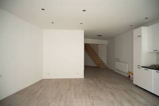 In de Kaasstraat te Attenhoven vindt u deze volledig vernieuwde, stijlvol afgewerkte woning met een bewoonbare oppervlakte van ca. 192 m².De unieke...