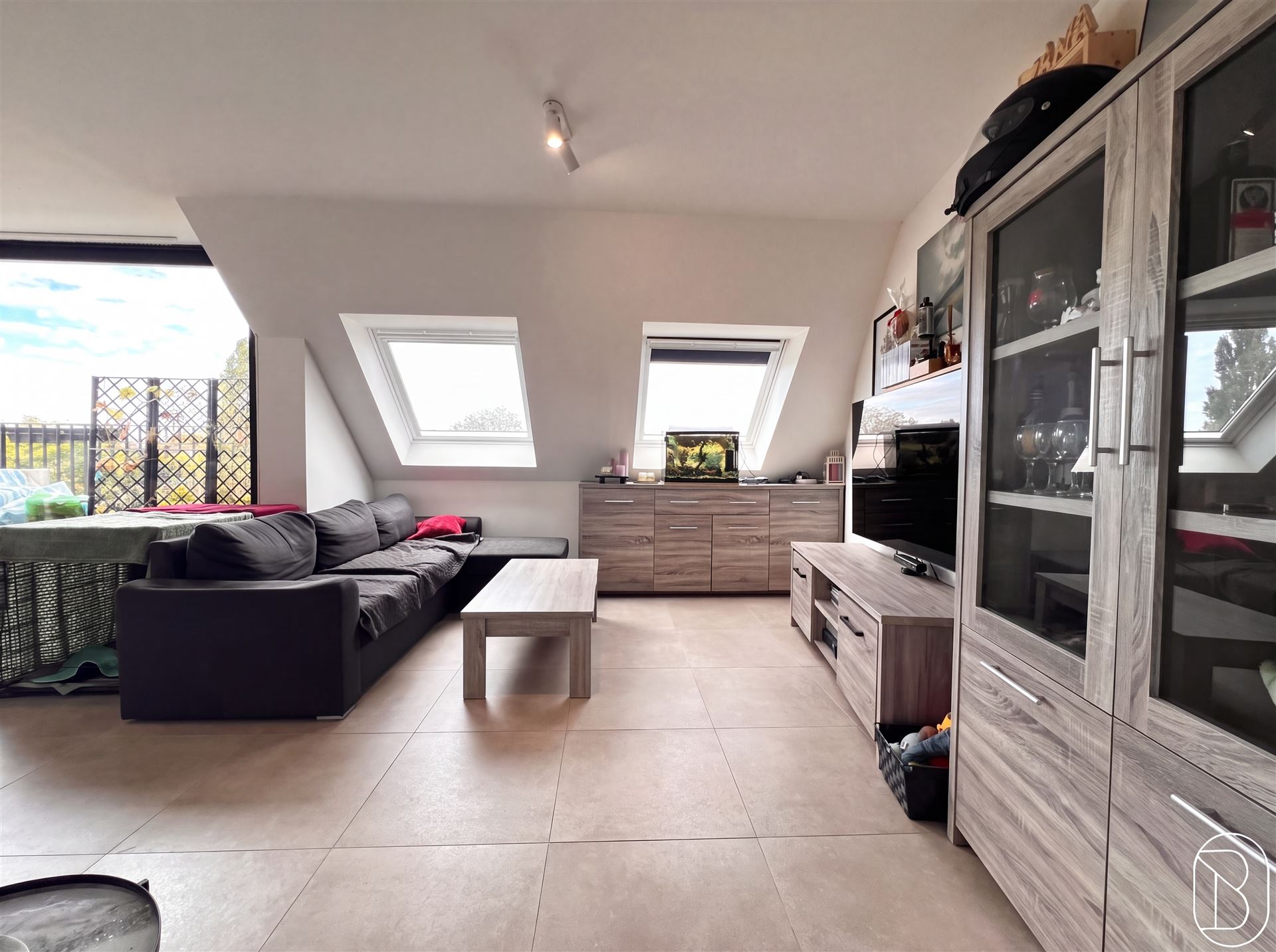 Leuk recente penthouse met terras en 2 SLK! - foto 4