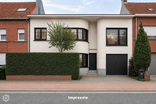Op een uitstekende locatie te Sint-Katelijne-Waver bevindt zich deze karaktervolle woning met 3 slaapkamers, garage en een bewoonbare opp. van 292 m². U geniet hier van een uitstekende ligging in de nabijheid van het Borgersteinpark en de Nekker, met een vlotte verbinding naar de belangrijkste invalswegen. <br /><br />We betreden de woning via de inkomhal met vestiaire. De ruime leefruimte met open haard geniet van veel lichtinval door de grote raampartijen. Deze kunt u inrichten met een gezellige zithoek en aparte eetplaats. Aangrenzend bevindt zich de keuken die voorzien is van de voornaamste toestellen en aansluiting biedt voor was- en droogmachine. Via de keuken heeft u toegang tot de royale veranda met apart gastentoilet. Hier heeft u een uitzicht op de tuin, waar u steeds in alle rust en privacy kan genieten van het mooie weer. De nachthal op de eerste verdieping geeft ons toegang tot een apart toilet en 2 slaapkamers, waarvan één met dressing/bureau en elk met een eigen badkamer voor optimaal comfort en privacy. De eerste badkamer is voorzien van een dubbele lavabo, douchebad en toilet. De tweede badkamer is uitgerust met een douche en lavabo. Verder vindt u hier ook nog een extra ruimte die momenteel werd ingericht als kapsalon, maar die zeker ook kan dienen als derde slaapkamer, kantoorruimte of praktijkruimte. Tenslotte beschikt de woning over een garage met rechtstreekse toegang tot de tuin en een kelder die extra bergruimte biedt.<br /><br />U bent verplicht om deze woning binnen de 5 jaar na aankoop grondig energetisch te renoveren tot minimum EPC-label D. <br /><br />Dit is een uitstekende opportuniteit als u op zoek bent naar een karaktervolle gezinswoning met heel wat potentieel op een fantastische locatie te Sint-Katelijne-Waver. Contacteer ons voor meer informatie op 0479 47 09 61 of neem een kijkje op www.boonstravastgoed.be. <br /><br />Bijzonderheden:<br />- Toplocatie<br />- 3 Slaapkamers<br />- Bewoonbare opp. van 292 m²