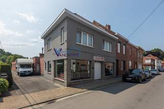 Handelspand (winkel) met woonst (3 slaapkamers, tuin...) en magazijntje van +/- 130m².