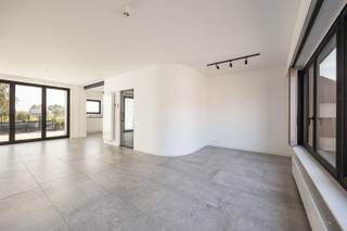 <p>Un logement clé en main avec un panorama verdoyant</p><p> </p><p>À la frontière entre Ekeren et Kapellen se trouve cet élégant appartement au rez-de-chaussée, entièrement rénové. Il a été rénové de A à Z et finalisé dans les moindres détails. Une maison avec beaucoup de lumière, beaucoup d'espace et une belle vue verdoyante à l'arrière.</p><p> </p><p>Situation centrale, à 5 minutes du centre d'Ekeren, au coin du ring et de l'A12. Idéal pour ceux qui travaillent en ville ou au Havre. Un quartier avec un accès facile aux magasins, aux écoles et aux transports en commun, ... .</p><p> </p><p>Pourquoi vous voulez vivre ici</p><p> </p><p><span>-</span><span>              </span>Entièrement prêt à emménager, rénovation élégante et de qualité</p><p><span>-</span><span>              </span>Espace de vie très lumineux avec terrasse attenante</p><p><span>-</span><span>              </span>Dressing aménagé dans la<sup>2ème</sup> chambre</p><p><span>-</span><span>              </span>Garage gigantesque avec espace pour matériel de bricolage, voiture, ..</p><p> </p><p>Aménagement</p><p> </p><p>Au rez-de-chaussée, vous vous garez devant le portail ou dans le grand garage. A l'arrière du garage, il y a une buanderie et un accès à la terrasse couverte et au jardin. Dans le hall d'entrée, une toilette d'invité avec lave-mains.</p><p> </p><p>Au premier étage, un espace de vie très lumineux avec une cuisine ouverte. La cuisine est équipée de tous les appareils électroménagers. A l'arrière, une terrasse ensoleillée et grâce aux fenêtres harmoniques, l'espace de vie est beaucoup plus grand au printemps et en été.</p><p> </p><p>Au deuxième étage <span> </span> il y a 2 chambres très spacieuses. Actuellement, l'une des chambres a été transformée en dressing, elle peut rester mais pourrait facilement être réutilisée comme chambre. Il y a des toilettes séparées dans le hall de nuit. La salle de bains est équipée d'une douche à l'italienne et d'un double lavabo.</p><p> </p><p>Vous n'avez pas envie de rénover ? Prenez rapidement rendez-vous à stad@sinjoor.be ou au 03 283 05 00.</p>