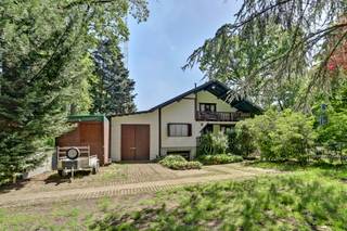 <div>In het rustige en bosrijke gebied Horendonk bevindt zich deze degelijke, houten woning. De woning is stevig verankerd op een robuuste, gemetselde droge kelder van betonsteen. Dit unieke object biedt een zee aan ruimte, zowel binnen als buiten, en is door de huidige eigenaren de afgelopen jaren op diverse punten grondig gemoderniseerd en verbeterd.
<div>
<p>Bij binnenkomst via de overdekte inkom treft u een gezellige en royale leefkeuken, die het kloppende hart van het gelijkvloers vormt. Deze ruimte is uitgerust met een moderne warmtepompunit voor een aangenaam binnenklimaat én een sfeervolle pelletkachel voor sfeer en gezelligheid. Direct aansluitend bevindt zich de functionele keuken. Via de nachthal bereikt u twee comfortabele slaapkamers. Daarnaast biedt de leefkeuken toegang tot de verdieping en tot de ruime kelder, die ideaal is ingericht als opslagruimte en wasplaats.</p>
<p>Op de eerste verdieping verrast de woning met een riante zitruimte en nog eens twee extra slaapkamers. De eigenaren hebben recent belangrijke kwalitatieve verbeteringen doorgevoerd om het wooncomfort te optimaliseren. Zo is de elektrische installatie volledig vernieuwd, zijn de badkamer en het toilet modern gerenoveerd en is een deel van de vloeren extra stevig onderbouwd. Voor wie snel wil schakelen, is er bovendien de mogelijkheid om het interieur (deels) over te nemen.</p>
<p>Het buitenleven is hier absoluut een grote meerwaarde. De zeer ruime, omliggende tuin beschikt over een riant terras met een glazen verblijfsruimte, waar u in elk seizoen heerlijk van het buitenwerk kunt genieten. Aan parkeer- en hobbyruimte is er geen gebrek: naast de woning staat een garage met een aangebouwde, extra hoge tweede garage die specifiek geschikt is voor een camper of mobilehome. Daarnaast bevindt zich in de tuin nog een gloednieuwe, recent geplaatste carport.</p>
<p>Het is belangrijk om te weten dat deze woning is gebouwd in afwijking van de destijds verleende bouwvergunning. Zowel de kelder als alle bijgebouwen zijn niet vergund. De woning gelegen in een gebied waar permanent wonen officieel niet is toegestaan. De woning is dan ook uitermate geschikt voor wie op zoek is naar een royaal, comfortabel en idyllisch gelegen verblijf met enorm veel potentieel en extra volume.</p>
</div>
</message-content></div>