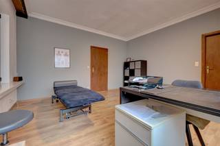 <p><span>Commercieel pand met twee praktijkruimtes in het hartje van Mechelen</span></p><p><span> </span></p><p><span>Bent u op zoek naar een handelsruimte waar u uw ondernemersdromen kan waarmaken? Dan is dit pand wellicht precies wat u zoekt.</span></p><p><span> </span></p><p><span>Deze functioneel ingerichte handelsruimte leent zich perfect voor uiteenlopende activiteiten. De praktische indeling zorgt ervoor dat elke ruimte optimaal benut kan worden. Bovendien beschikt het pand over verschillende troeven, zoals een aparte inkom en een uitstekende ligging in het hart van Mechelen. Dankzij de centrale locatie is het pand bijzonder vlot bereikbaar voor klanten, op wandelafstand van het treinstation en diverse haltes voor openbaar vervoer. De gemeenschappelijke kosten zijn 60 euro/maand.</span></p><p><span> </span></p><p><span>Als extra pluspunt is er ook een ondergrondse staanplaats inbegrepen in de huurprijs.</span></p><p><span> </span></p><p><span>Indeling:</span></p><p><span> </span></p><p><span>- lichtrijke ontvangstruimte/wachtruimte</span></p><p><span>- twee mooie praktijkruimtes</span></p><p><span>- een aparte berging</span></p><p><span>- een apart toilet</span></p><p><span> </span></p><p><span>Troeven:</span></p><p><span> </span></p><p><span>- zeer centrale en commerciële ligging</span></p><p><span>- ondergrondse staanplaats</span></p><p><span> </span></p><p><span>Ben jij geïnteresseerd in dit handelsgelijkvloers te huur in centrum Mechelen, ben je op zoek naar ander vastgoed, een investering of wens je de waarde van jouw eigendom te kennen? Dan ben je bij BOLT immo aan het juiste adres! Wij helpen jou graag verder.</span><span> </span></p>