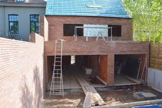 In het hartje van het rustige Spiere wordt deze nieuwbouwwoning ontwikkeld conform aan alle energievoorwaarden. De bewoonbare oppervlakte van de woning is 151 m². BTW aan 6%<br /><br />De woning wordt voorzien van sanitair en keuken met de standaard apparaten.  Er is vloerverwarming op het gelijkvloers en standaard CV-radiatoren (op gas en kan worden omgeschakeld naar de warmtepomp) op de verdiepingen.  Er is een C+ ventilatiesysteem aanwezig (toevoer met roosters, maar mechanische afvoer per ruimte). 7 zonnepanelen (2483 Kwh).  Ramen : PVC Elegant Sense Deceuninck, zwarte kleur (RAL 9005).