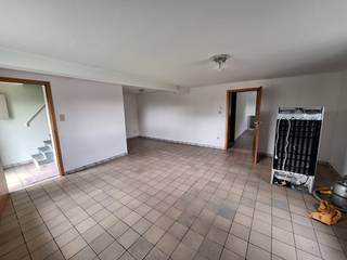 Karaktervol huis op een groen locatie.<br /><br />Ben je op zoek naar een halfopen bebouwing met één ruime slaapkamer en dit op een mooie en groene locatie dan kom je hier zeker tot rust. <br /><br />Het pand beschikt naast een privatieve tuin over een ruime living, ingerichte keuken en badkamer, wasplaats en ruime berging. Er is voldoende plaats om twee wagens te parkeren.