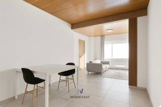 Ontdek deze ruime woning met 5 slaapkamers, ideaal voor gezinnen die op zoek zijn naar ruimte en potentieel.<br /><br />Het gelijkvloers verwelkomt je met een inkomhal, een lichtrijke leefruimte, een aparte eetkamer en een volledig ingerichte keuken met veranda die uitkijkt op de tuin. Daarnaast vind je er een slaapkamer, douchekamer en wasruimte. Ideaal voor wie gelijkvloers wil wonen of een extra logeerkamer nodig heeft.<br /><br />Op het eerste verdiep bevinden zich twee grote slaapkamers, elk met een eigen dressing. Het zolderverdiep werd volledig ingericht en biedt twee bijkomende kamers, een tweede badkamer en een apart toilet.<br /><br />Een bijzonder pluspunt is het aangrenzende bouwperceel met eigen kadastraal nummer, perfect voor wie wil uitbreiden, investeren of een bijkomende woning wil realiseren. Achteraan is er bovendien een extra garage of opslagruimte, bereikbaar via de tuin.<br /><br />De woning ligt in een rustige straat, dicht bij het centrum van Asse, scholen, winkels en belangrijke invalswegen. Een woning met veel mogelijkheden, toekomstpotentieel en een uitstekende ligging.<br /><br />Interesse? Contacteer Morgane via morgane@woonvast.be<br />.