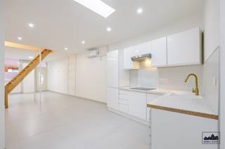 <p>Bent u op zoek naar een energiezuinige, recent vernieuwde woning op een centrale ligging in Temse? Dan is deze charmante rijwoning zeker een bezoek waard.</p><p>Met een bewoonbare oppervlakte van 103 m² biedt deze woning een praktische en doordachte indeling, gecombineerd met hedendaags comfort en een uitstekende energieprestatie (EPC-label A – 87 kWh/m² jaar).</p><p>Indeling</p><p>U betreedt de woning via de lichtrijke leefruimte, die naadloos overgaat in de open keuken. De keuken is strak afgewerkt in wit design en uitgerust met kasten, kookplaat en spoelbak. Dankzij de dakkoepels geniet u hier van aangename natuurlijke lichtinval, wat zorgt voor een open en ruimtelijk gevoel.</p><p>Achteraan bevinden zich een apart gastentoilet en een moderne badkamer met inloopdouche, stijlvol en onderhoudsvriendelijk afgewerkt. Vanuit de keuken heeft u toegang tot het gezellige tuintje.</p><p>Op de eerste verdieping zijn er twee volwaardige slaapkamers. Via een zolderluik bereikt u de ruime en afgewerkte zolderverdieping, ideaal als hobbyruimte, berging of multifunctionele ruimte.</p><p>Troeven:</p><p>EPC-label A (87 kWh/m² jaar)<br />Zonnepanelen aanwezig<br />Instapklaar en hedendaags afgewerkt<br />2 slaapkamers + afgewerkte zolder<br />Centrale ligging nabij winkels, scholen en verbindingswegen<br />Interessant als starterswoning of investering</p><p>Deze woning combineert energiezuinig wonen met een praktische indeling en een aantrekkelijke prijs-kwaliteitverhouding.</p><p>Contacteer Nathan via 0479/93.41.49 of nathan.van.renterghem@immo-zone.be</p>