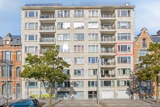 Dit lichtrijke appartement bevindt zich op de 4de verdieping van een goed onderhouden gebouw, ideaal gelegen in het centrum van Leuven, op wandelafstand van het station en het stadscentrum.<br /><br />We betreden het appartement via een ruime inkomhal met apart gastentoilet en vestiairekast. Vanuit de inkomhal hebben we toegang tot de lichtrijke woonkamer met authentieke elementen zoals de open haard. Verder wandelen we door naar de keuken die toegang biedt tot het 1ste terras. <br /><br />Verder vinden we 2 ruime slaapkamers van 10m² en 14m². Een van de slaapkamers biedt toegang tot het 2de terras met uitstekend uitzicht over de stad. Het appartement beschikt ook over een badkamer met ligbad en enkel lavabo.<br /><br />Tot slot heeft dit appartement een ondergrondse garagebox en private kelderberging.<br />De autostaanplaats kan aangekocht worden voor 25.000 euro.<br /><br />EPC C. Elektriciteit is niet conform. Verwarming is op aardgas. Asbestveilig, maar mogelijk niet asbestvrij.<br /><br />Bij verdere vragen of interesse kan u ons steeds contacteren!