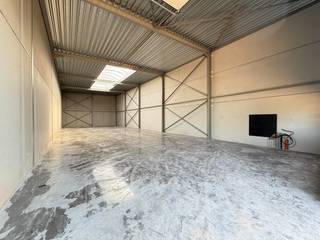 Instapklare, strategisch gelegen nieuwbouw bedrijfsunit (300 m²) te Wingene.<br /><br />Bent u op zoek naar de perfecte uitvalsbasis voor uw onderneming? Deze gloednieuwe bedrijfsunit van 300 m² in Wingene, combineert een moderne infrastructuur met een absolute toplocatie. Dankzij de strategische ligging bent u in amper 5 minuten op de E40 (op- en afrit Beernem) – een enorme troef voor uw klanten, leveranciers en medewerkers.<br /><br />Met een indrukwekkende vrije hoogte van 6,85 meter is deze multifunctionele ruimte uitermate geschikt voor opslag, productie, logistiek of ambachtelijke activiteiten.<br /><br />Waarom dit de ideale match is voor uw bedrijf:<br />- Ruimte & Hoogte: 300 m² oppervlakte met een vrije hoogte van 6,85 m.<br />- Topbereikbaarheid: Slechts 5 minuten rijden van de E40 (Beernem).<br />- Comfort & Uitstraling: Moderne, kwalitatieve afwerking inclusief een automatische sectionaalpoort, loopdeur, toilet en uitgietbak.<br />- Voorzieningen: Stads- en regenwater, elektriciteit.<br />- Parkeergelegenheid: Inclusief 2 privatieve parkeerplaatsen.<br /><br />Praktische info:<br />- Beschikbaarheid: Vanaf 01/09/2026.<br />- Kosten: Onroerende voorheffing is ten laste van de huurder.<br /><br />Interesse in deze unieke kans? Neem vandaag nog contact met ons op voor meer informatie of een bezoek ter plaatse! 0470 50 50 50