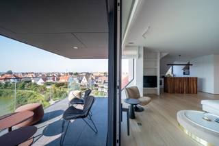 Unieke aanbieding In de prestigieuze residentie, La Rive: hoek appartement met zicht op het Zegemeer en het residentiële Knokke!Smaakvol afgewerkt 3...