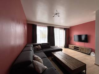 Aangenaam appartement met <strong>twee ruime slaapkamers</strong>, gelegen op een <strong>gunstige locatie in Burcht</strong>, dichtbij winkels, scholen, openbaar vervoer en belangrijke invalswegen.<br /><br />Wanneer je het appartement binnenkomt, kom je terecht in de inkomhal met ingemaakte kasten.<br />Vanuit de inkomhal kom je in de ruime en lichtrijke living, die toegang geeft tot het terras.<br /><br />Aansluitend vind je de keuken, voorzien van ingebouwde toestellen. De vaatwasser kan eventueel worden overgenomen.<br /><br />Verder beschikt het appartement over twee ruime slaapkamers en een badkamer.<br />Ook vanuit de slaapkamers heb je toegang tot een tweede gezellig terrasje.<br /><br />Daarnaast is er een apart gastentoilet en twee aparte bergingen aanwezig.<br /><br />Tot slot beschikt het appartement over een <strong>privé garagebox</strong>.<br /><br /><strong>Praktische informatie:</strong>
<ul>
	<li>Beschikbaar vanaf 1/12/2026</li>
	<li>Gemeenschappelijke kosten per maand: € 50,-</li>
	<li>Huurwaarborg: 3 maanden huur (€2.790,-)</li>
	<li>Combi ingaande + uitgaande plaatsbeschrijving: € 285,- incl. 21 % BTW (per partij)</li>
</ul>
Interesse? Neem gerust contact op voor meer informatie of een bezoek ter plaatse.<br /><br />Neem een kijkje op www.immoselekt.be voor ons volledige huuraanbod.<br /> 