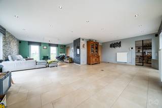 Contact agence : Informations et visites auprès de Thomas Pirquet 071 15 87 87
We Invest Charleroi a le plaisir de vous présenter cette magnifique propriété construite en 2008 dans une rue très calme et verdoyante de Courcelles !
La maison saura vous séduire par sa qualité ainsi que par ses volumes de vie ainsi que de verdures. A l'entrée, vous trouverez un bel espace parking avec car-port pouvant d'ores et déjà recevoir 2 voitures ainsi qu'un accès au garage de près de 100m². Au premier étage, vous trouverez un joli hall d'entrée reprenant le bureau ou première chambre, un wc séparé ainsi que le spacieux et joli salon-salle à manger-cuisine avec vue sur le magnifique jardin. Vous trouverez également une belle cuisine totalement équipée. A l'étage, vous bénéficierez d'un joli hall de nuit pratique reprenant d'un coté 3 chambres, une salle de bains à parachever, un dressing et également la suite parentale bien composé d'une chambre-salle-de-bains et dressing. Revenons une nouvelle fois au garage, il est composé d'un espace parking, un atelier et l'espace chaufferie. A l'extérieur, vous trouverez une splendide parcelle sur près de 25 ares avec vue sur les champs !
Informations techniques
PEB A
24 Panneaux photvoltaiques
Chauffage central au mazout
La maison de vos rêves ? N'attendez pas pour visiter ! Son prix : faire offre à partir de 597.000€ sous réserves d'acceptation par les propriétaires. Plus d'informations et visites au 071/15.87.87 ou par mail à l'adresse thomas.pirquet@weinvest.be.