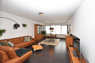 Prachtig, volledig gerenoveerd appartement met twee slaapkamers op rustige locatie te Borsbeek!<br /><br />Dit appartement gelegen op de tweede verdieping geniet volgende indeling:<br /><br />Inkomhal, ruime leefruimte (33 m²) met volledig ingerichte open keuken (11 m²), badkamer met grote inloopdouche, apart toilet en twee slaapkamers (16 m² / 10 m²).<br />Het terras achteraan met zuidwest-oriëntatie is toegankelijk via een deur vanuit de tweede slaapkamer.<br /><br />Tenslotte geniet het appartement over een garagebox, welke inbegrepen is in de prijs. Voor de garage is een oprit waar u tevens nog een wagen kan parkeren.<br /><br />Pluspunten: volledig gerenoveerd, nieuwe CV-installatie, veiligheidsdeur, rustige doch centrale locatie nabij openbaar vervoer, winkels en scholen.<br /><br />Wenst u een bezoek ter plaatse in te plannen? Surf naar onze website www.vbvastgoed.be en klik op de link "ik ben kandidaat".