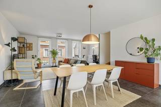 Centraal gelegen woning<br />Op zoek naar een centraal gelegen woning/appartement in Sint-Niklaas? Dan is deze recente bel etage woning precies wat je zoekt! <br /><br />Enkele troeven op een rij:<br />• Ruime lichtrijke living met open keuken en groot zonnig terras, en toegang tot een gezellige stadstuin<br />• 3 slaapkamers, moderne badkamer met douche en ligbad<br />• Energiezuinig dankzij zonnepanelen en thuisbatterij. <br />• Rustig gelegen, en toch centraal met diverse faciliteiten (scholen, openbaar vervoer, winkels, enzovoort)<br />• Parkeerplaats in ondergrondse parking + extra afgesloten bergruimte, inbegrepen in de maandelijkse huurprijs. <br /><br />Indeling:<br />Gelijkvloers : inkomdeur met inkomhall, trap naar eerste verdieping, berging, wasplaats en fietsenstalling, tuin. <br /><br />Eerste verdieping: wc, living met open keuken, trap naar tweede verdieping, terras met trap naar de tuin. <br /><br />Tweede verdieping: traphal, 3 slaapkamers, waaronder een ruime master met ingebouwde kasten, een stijlvolle badkamer met ligbad en knappe inloopdouche, toilet apart.<br /><br />Extra bergruimte + parkeerplaats in gemeenschappelijke ondergrondse garage. Aansluiting voor een laadpaal aanwezig. <br /><br />Bewoonbare oppervlakte 144m2.<br /><br />Dit betreft een afzonderlijke woning die deel uit maakt van residentie Waeslandia. <br /><br />Beschikbaar: vanaf 1 september<br /><br />Huurprijs: € 1.160 + € 90 gemeenschappelijke kosten<br /><br />E-peil: B 184 (mits zonnepanelen en thuisbatterij 135).<br />Conformiteitsattest uitgereikt op 18-03-2026. <br /><br />Benieuwd naar dit unieke woonaanbod? Vraag een bezoek aan bij de particuliere eigenaar. Email naar alaureys@telenet.be. Eerste bezoekdag : zaterdag 26 september tussen 10u en 18u. <br /><br /><br /><br /><br />