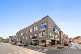 In de 10de-Liniestraat in Kortemark, een rustige verbindingsstraat tussen de Stationsstraat en Nieuwstraat, vinden we dit instapklare appartement op wandelafstand van zowel het station als de markt. Het appartement is zes jaar oud, recent volledig geschilderd en biedt een bewoonbare oppervlakte van maar liefst 120 m².<br /><br />Indeling van het appartement: <br />We betreden het appartement via een ruime inkomhal die toegang geeft tot twee grote slaapkamers, een apart bureau of derde slaapkamer en een apart gastentoilet. De moderne badkamer beschikt over een inloopdouche, dubbele wastafel met meubel en een praktische spiegelkast.<br /><br />De lichte leefruimte vormt samen met de open keuken (voorzien van kwalitatieve SMEG-toestellen) het hart van de woning. Dankzij de vele raampartijen geniet deze ruimte van een prachtige natuurlijke lichtinval. Een aparte berging maakt het geheel compleet. De gang en leefruimte worden stijlvol gescheiden door een glazen deur.<br /><br />De overdekte autostaanplaats en afgesloten berging worden verplicht mee aangekocht voor een meerprijs van € 15.000.<br /><br />Troeven op een rij: <br />- Energiezuinig - EPC-label A<br />- Zuinig in verwarming (lage energiefacturen) <br />- Ruime, open indeling <br />- Kwalitatieve en recente afwerking (2019)<br />- Instapklaar<br />- Autostandplaats + extra berging mogelijk bij te kopen: € 15.000<br /><br />Interesse? Contacteer ons en plan uw bezoek in.