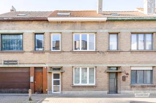 Bij het betreden van de woning is er een ruime inkomhal die aansluiting biedt naar de leefruimte en naar de keuken. In de leefruimte is er een eet-en leefhoek. De raampartijen aan weerszijde zorgen voor een aangename lichtinval doorheen de dag. Het ingebouwde haardvuur zorgt dan weer voor de gezelligheid en warmte.<br /><br />Aansluitend bevindt zich de keuken die uitgerust is met moderne apparatuur. Tevens is hier een extra eethoek. <br /><br />Verder beschikt de woning over drie ruime slaapkamers en een vierde kamer die kan dienen als bureau, dressing,…<br /><br />De badkamer is voorzien van een douche alsook ligbad en dubbele lavabo. De handige aansluitende berging is daarenboven voorzien van een aansluiting voor een wasmachine. <br /><br />Tot slot is er nog een ruim terras, hetwelk onderhoudsvriendelijk is en een gezellige, rustige plek vormt om te vertoeven. <br /><br />Bent u op zoek naar een volledig instapklare gezinswoning, in een rustige buurt en toch nabij het centrum van Oostende? Aarzel dan niet en neem contact op voor meer info of een afspraak!<br /><br />