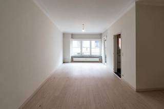 Instapklaar appartement gelegen op de 1ste verdieping in het centrum van Zwijndrecht! Indeling als volgt: inkomhal; woonkamer op laminaatvloer en met veel lichtinval en een ingerichte keuken met kasten en toestellen (o.a. spoelbak, elektrisch vuur, dampkap en oven); 2 slaapkamers op laminaatvloer (12m² - 7,5m²); badkamer met douchcabine; lavabomeubel en toilet; terras voor- en achteraan. Algemene onkosten: 120€ (water, verwarming en elektriciteit gemene delen). In nabijheid van winkels, openbaar vervoer en aansluiting E17! EPC = 306 kWh/m². Onmiddellijk beschikbaar!