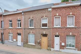 <p><strong>Gerenoveerde energiezuinige stadswoning met ruime polyvalente ruimte aan de achterzijde met aparte ingang. </strong>Deze instapklare woning bevindt zich op<strong> </strong>Schurhoven 91 in Sint-Truiden; een uitstekende locatie op wandelafstand van het bruisende stadscentrum, het Begijnhof, het Speelhof en vlak bij de N80 – ideaal voor wie centraal én vlot bereikbaar wil wonen.</p>
<p>De woning met een bewoonbare oppervlakte van 154m² dateert oorspronkelijk uit het begin van de 20ste eeuw, maar werd recent met veel zorg en aandacht gerenoveerd. Zo werd een nieuw, geïsoleerd dak met dakraam geplaatst en is er centrale verwarming op aardgas en ramen met dubbele beglazing voorzien. Dankzij deze vernieuwingen behaalt de woning een gunstig EPC-label B en ook is de elektriciteitsinstallatie volledig conform. Bovendien werd het<strong> </strong>authentieke karakter behouden. Denk maar aan de plafonds van 3 meter hoog, die voor een gevoel van ruimte zorgen.</p>
<p><span>De indeling van de woning is als volgt:<br /></span><em>Gelijkvloers</em>: via de vernieuwde voordeur is er toegang tot de inkomhal met aansluitend de gezellige leefruimte waar voldoende plaats is voor een zit-en eethoek. De geïnstalleerde keuken vormt een mooi geheel met de leefruimte en dankzij de dakkoepel is er veel lichtinval. Alle toestellen zijn netjes ingebouwd en aan kastruimte geen gebrek. De nevenliggende badkamer is ingericht met een enkele lavabo en spiegelkast, douchecabine en toilet.</p>
<p>Achteraan de woning – aansluitend aan de keuken én ook toegankelijk via een aparte ingang aan de Poelstraat - bevindt zich een polyvalente achterwoning. Perfect voor wie wonen en werken wil combineren, nood heeft aan een atelier, of bijkomende ruimte zoekt voor inwonende familie, airbnb, ... . Het betreft een bruikbare oppervlakte van ca. 50m² verdeeld over 2 etages.</p>
<p><em>Verdieping</em>: nachthal met 3 slaapkamers waarvan 1 met toegang tot het vernieuwde plat dak. Dit is de plek bij uitstek om te gebruiken als dakterras. Vanuit de nachthal leidt de vaste trap ons naar de geïsoleerde zolder. Ideaal om verder in te richten als extra slaapkamer, bureau of hobbyruimte.<br /><br />Op zoek naar een gerenoveerde gezinswoning met massa's gratis parking in de buurt? Neem vandaag nog contact op voor een bezoek via info@jansenrealestate.be of 011 39 90 50.</p>
<p>Wij ontzorgen je ook voor de <strong>verkoop</strong> van je <strong>huidige woning</strong>! Voor meer uitleg helpen we je graag verder.</p>