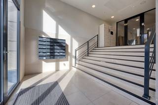 Dit stijlvolle appartement van 89 m² bevindt zich op de derde verdieping van een moderne residentie, gelegen in een karaktervolle en beschermde omgeving. Dankzij de uitzonderlijke ligging naast het Justitiepaleis geniet u niet alleen van een iconische locatie, maar ook van een hoogwaardig wooncomfort. De kwalitatieve afwerking en de uitstekende bereikbaarheid maken van dit appartement een ideale woon- of investeringsopportuniteit.<br /><br />Het appartement is als volgt ingedeed:<br />- ruime inkomhal met vestiairekast en apart gastentoilet<br />- open, volledig uitgeruste keuken met kookplaat, vaatwasser, ingebouwde koelkast met diepvriesvak, microgolfoven en oven<br />- praktische berging met aansluiting voor een wasmachine en droogkast<br />- lichtrijke woonkamer met een prachtig uitzicht op het Justitiepaleis<br />- twee volwaardige slaapkamers, elk met een eigen ensuite badkamer: één badkamer met ligbad, toilet en wastafel; één badkamer met douche en wastafel<br />- kelder n°74 op niveau -3.<br /><br />Mogelijkheid tot aankoop van een ondergrondse autostaanplaats P38 op -3 voor 35.000 EUR (niet inbegrepen in de vraagprijs).<br /><br />Troeven:<br />- topligging nabij Place Poelaert, Avenue Louise, Egmontpark, de Zavel en het historische stadscentrum<br />- uitstekende verbinding met het openbaar vervoer en de belangrijkste invalswegen<br />- EPC-label B, waardoor het appartement reeds voldoet aan de Brusselse energienormen die vanaf 2033 van toepassing zijn<br /><br />Wenst u dit appartement te bezichtigen? Doe een aanvraag via www.dewaele.com.