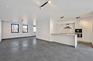 In de Jacques Eggermontstraat 12 kunt u op de tweede verdieping dit prachtige nieuwbouwappartement terugvinden, opgebouwd met aandacht voor comfort en duurzaamheid.<br /><br />Indeling: De entree via de voordeur leidt u naar de ruime en lichtrijke leefruimte, die aansluit op een moderne keuken uitgerust met alle nodige comfort en een berging. Daarnaast omvat het appartement twee lichtrijke slaapkamers, een badkamer met inloopdouche en toilet, en tevens een apart gastentoilet. Er is ook een aangename terras aan de voorkant van het gebouw.<br /><br />Dankzij de gunstige locatie, nabij het centrum van Ledeberg en op loopafstand van het centrum van Gent, in de directe nabijheid van diverse uitvalswegen en openbaar vervoer, biedt dit project de ideale combinatie van wooncomfort en bereikbaarheid. Verschillende praktische voorzieningen, zoals winkels en diensten, zijn op loopafstand bereikbaar.<br /><br />De gemeenschappelijke kosten voor het appartement bedragen €50 en zijn inbegrepen in de vermelde huurprijs. Het appartement is vrij vnaf 1/08. Voor meer informatie of om een afspraak te maken, kunt u contact opnemen met Bruno op 0495/12.20.64.
