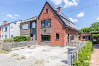 Deze<strong> volledig gerenoveerde woning met drie slaapkamers</strong> is gelegen op een centrale locatie te Belzele. Er zijn verschillende winkels, scholen en het openbaar vervoer in de nabijheid. Een perfecte combinatie van wonen! <br /><br />Via de inkom ga je binnen in de lichtrijke leefruimte met open keuken. Aansluitend vind je de badkamer met een apart gastentoilet. Op de eerste verdieping vind je drie ruime slaapkamers en een apart toilet. De mogelijkheid bestaat om via een vaste trap bijkomende slaapkamer(s) op de zolder te maken. Tenslotte heb je nog twee ruime garages of werkplaatsen. Deze lichtrijke woning is <strong>perfect zuid georiënteerd</strong> om een volledige dag zon te hebben!<br /><br />Troeven: <strong>centrale ligging, energiezuinig met zonnepanelen </strong>en lichtrijk<br /><br />Wenst u deze instapklare gezinswoning te bezoeken? Contacteer Yasmin via een online aanvraag of via yasmin@convas.be