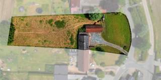 Te koop, renovatieproject op ruim perceel met landelijke ligging te Nederbrakel (Brakel):
ZEER RUSTIG GELEGEN LANDELIJKE WOONST MET BIJGEBOUW ! Geniet van een PRACHTIG UITZICHT op UITGESTREKTE WEIDES EN AKKERS en dit zowel vooraan als achteraan! De ATTRACTIEVE TUIN achteraan is  perfect geschikt voor het HOUDEN VAN DIEREN.
Deze TOTAAL TE RENOVEREN EIGENDOM is gelegen op een KNAP PERCEEL VAN MAAR LIEFST 2399 M² (straatbreedte van 34m) en bevindt zich in WOONGEBIED MET LANDELIJK KARAKTER en achteraan NATUURGEBIED)
Biedt nog veel UITBREIDINGSMOGELIJKHEDEN! Situeert zich op een BOOGSCHEUT VAN DE DORPSKERN met een VLOTTE BEREIKBAARHEID in een AANGENAME EN RUSTIGE STRAAT.
Bent u benieuwd naar de mogelijkheden van deze eigendom? Vraag dan snel meer informatie. Bezichtiging is mogelijk op 8/9, 16/9, 22/9 telkens tussen 18u30 en 19u30 !
Adres: Molenhoekstraat 65 te Nederbrakel (Brakel)
EPC: 1073 kWh/m² (renovatieverplichting van toepassing); UC: 2920743-RES-1.
Wglk + Ng, Vg, Gvkr, Gvv. G-score + P-score: A