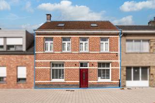<span>Centraal gelegen ruime karaktervolle woning met tuin nabij centrum Arendonk.<br />De woning is o.a: voorzien van 4 slaapkamers, 2 badkamers en is zeer energiezuinig met EPC label A.<br />De woning heeft goedgekeurde electriciteit en is asbestveilig.<br /><br />Indeling gelijkvloers:<br />U betreedt de woning en komt dan in de hal met garderobe.</span><br /><span>Via de hal is er toegang tot een doucheruimte, gastentoilet en een bureau.</span><br /><span>De ruime woonkamer heeft een massief houten vloer, geeft toegang tot het terras en er is een palletkachel aanwezig.</span><br /><span>Vanuit de woonkamer loopt u door naar de volledig ingerichte en hoogwaardig afgewerkte keuken met massief houten kasten, natuurstenen keukenblad, Boretti fornuis, quqooker, vaatwasser en aparte ontbijthoek. Achter de keuken is er nog een ruime eetkamer/multifunctionele ruimte.</span><br /><br />Indeling eerste verdieping:<br /><span>Via de trap in de hal komt u op de eerste verdieping met 3 slaapkamers en een badkamer met ligbad, douche met massagefunctie, wastafel en aparte ruimte voor wasmachine en droger. Vervolgens is er nog een apart toilet.</span><br /><br />Indeling tweede verdieping:<br /><span>De volledig afgewerkte zolder is toegankelijk via een vaste trap.</span><br /><span>Deze is ingericht als 4e slaapkamer.<br /><br /></span>Buitengebeuren:<br />Zonnige tuin met terras en tuinberging.<br /><br /><span>Algemeen:</span><br /><span>- Volledig gerenoveerd met behoud van authentieke elementen</span><br /><span>- EPC A, hoogrendementsglas, warmtepomp, 12 zonnepanelen, dak en vloerisolatie</span><br /><span>- Elektriciteit conform<br /></span>- 3 airco's met 2 x buitenunit.<br /><span>- gunstige ligging nabij centrum Arendonk met parking voor de deur.</span><br /><span>- Asbestveilige woning</span><br /><span>- Zuid gerichte tuin</span>