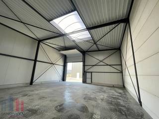 Nieuwbouw KMO-unit met een oppervlakte van +/- 231m² INCLUSIEF privatieve parkeerplaats. De casco magazijnruimtes bestaande uit staalconstructie in...