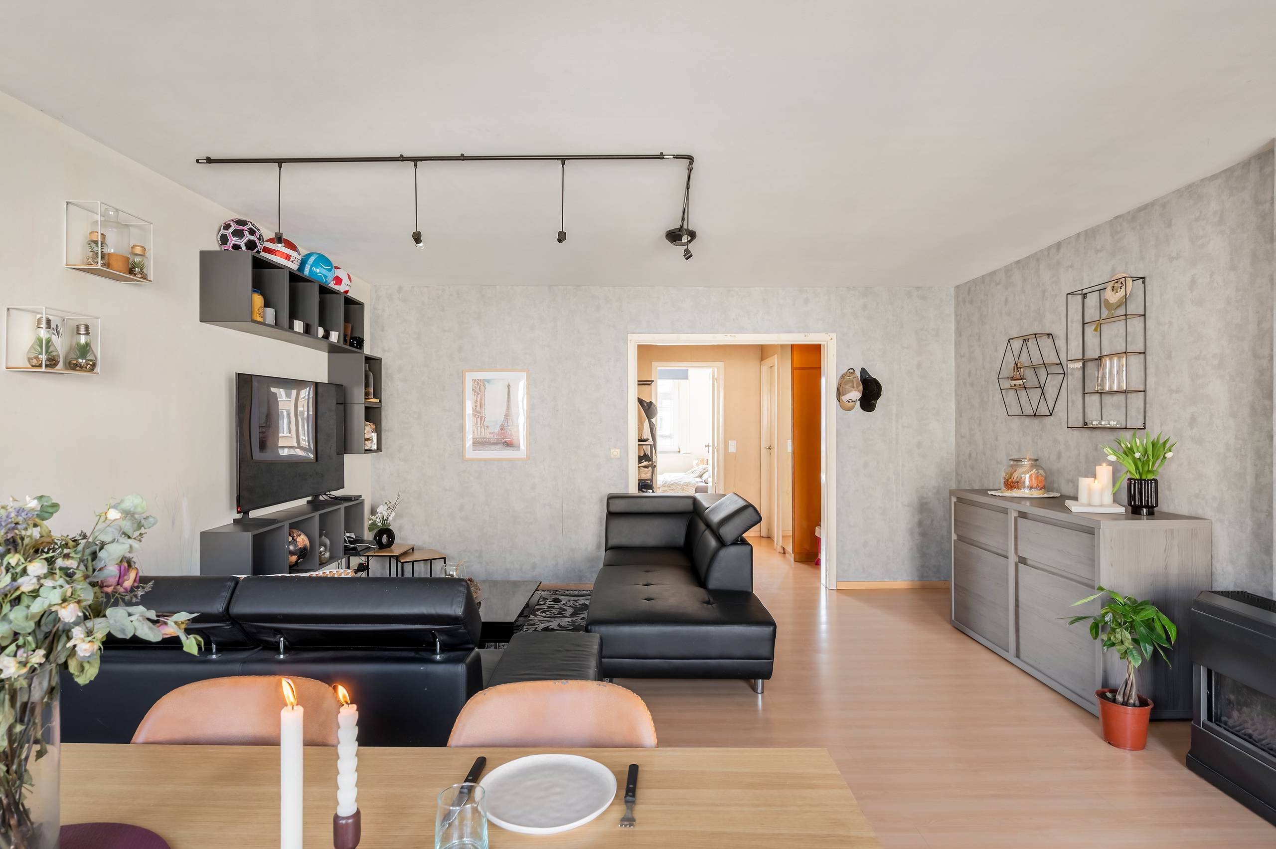 Lichtrijk tweeslaapkamerappartement in een rustige straat - foto 4