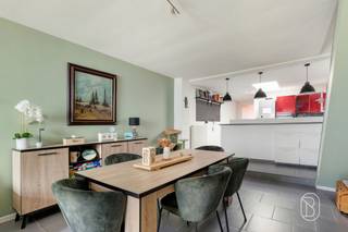 <p>Dit mooie, gerenoveerde huis ligt vlak bij alle voorzieningen, in het centrum van Mouscron. Het heeft een uitstekende EPC-score en is ideaal als eerste woning. De indeling is als volgt:</p><p>Op de begane grond: een inkomhal, een mooie en lichte woonkamer (woon-/eetkamer) die uitkomt op een ingerichte keuken, een badkamer (bad/douche), een wasruimte en een tuin met een ideale ligging.</p><p>Op de verdieping: een overloop die toegang geeft tot twee slaapkamers en een vaste trap naar de volledig ingerichte zolder, die als extra slaapkamer kan dienen.</p><p>TECHNISCHE GEGEVENS: Elektriciteit conform tot 2043, EPC B, aansluiting op de riolering, PVC-kozijnen met dubbele beglazing, centrale verwarming op gas. </p>