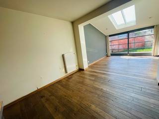 Assebroek, leuk ENERGIEZUINIG gezellig  instapklaar woonhuis met 3 SLAAPKAMERS en tuintje<br />Omvat: Ruime lichtrijke living met PLANKENVLOEREN en open ingerichte keuken, uitgevend op tuintje met houten tuinberging.<br /> 1é Verd: overloop,  mooie slaapkamer, grote badkamer met ligbad en dubbele lavabo, plaats voor wasmachine en droogkast.<br /> Dakverdiping , 2 slaapkamers.<br />Centrale verwarming met nieuwe condensatiebrander( 2025) op aardgas, dubbel glas.