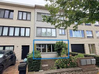 Rustig gelegen gelijkvloers appartement in Stabroek. Gerenoveerd, behalve de keuken. Voldoende ruime living op tegelvloer. Nieuwe aluminium ramen. Vernieuwde badkamer met douche, wc en lavabo. 1 slaapkamer, mogelijk eventueel 2de slaapkamer te creëren. Aangename moderne veranda met volledig uitschuifbare glazen wand. Plantrijke tuin met zeer groot tuinhuis. De keuken dateert nog van het bouwjaar 1975. Gelegen in een rustige woonwijk, op 1 km van de winkels en oprit autostrade.
Wil je dit appartement bekijken, bel dan naar 0475755420