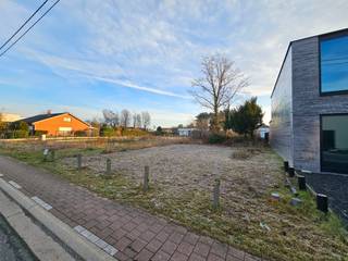 Goed gelegen perceel bouwgrond voor halfopen bebouwing met een oppervlakte van 05a 37ca. Perceelbreedte: 10,99m. Bouwbreedte: ± 7,99m. Het...