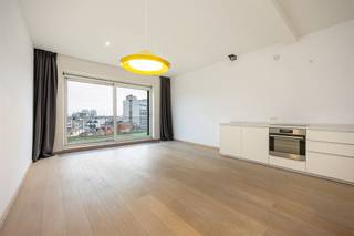  Wonen in het centrum, mét ruimte en uitzicht? Dit lichtrijke duplex appartement op de bovenste verdieping heeft het allemaal: een ruim terras...