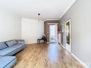 Betreed een knus appartement met één slaapkamer. Stap binnen in deze gezellige thuis, gelegen op de eerste verdieping van een bescheiden gebouw met lift. De ruime woonkamer baadt in het warme namiddaglicht en biedt tevens toegang tot een charmant terras aan de achterzijde. De keuken is uitgerust met oven, kookvuur en koelkast met vriesvak en profiteert van natuurlijke licht. De rustige slaapkamer aan de achterkant van het gebouw (ca 16m²) garandeert een goede nachtrust. De badkamer is compleet met een douche en toilet.<br />Kosten: 100 euro (incl water, lift, poets en verlichting gemene delen)