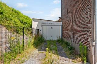 <h3>Maison familiale à rénover avec 3 chambres, garage et jardin au centre de Renaix !<span></span></h3><p>Vous recherchez une spacieuse maison familiale à rénover entièrement selon vos goûts ? Grâce à sa situation centrale, son garage et son agréable jardin, cette propriété constitue une excellente opportunité pour un premier achat ou un investissement intéressant.</p><p><strong>COMPOSITION :</strong> hall d'entrée, séjour, salle à manger, grande cuisine, salle de bains, buanderie pratique et arrière-cuisine. À l'étage, vous trouverez 3 chambres spacieuses. Le vaste grenier offre également la possibilité d'aménager une ou plusieurs chambres supplémentaires ou un espace loisirs. La maison dispose en outre d'une cave, d'un garage et d'un agréable jardin avec terrasse.</p><p>La maison bénéficie d'un emplacement idéal, à distance de marche des commerces, des écoles, des transports en commun et de la gare. Elle est située à proximité d'un pont ferroviaire.</p><p><strong>Ce bien est idéal pour :</strong><br />♦ Les primo-acquéreurs à la recherche d'une habitation abordable avec un beau potentiel.<br />♦ Les investisseurs souhaitant réaliser un projet de rénovation en centre-ville.<br />♦ Les familles désirant aménager une spacieuse maison avec jardin et garage selon leurs envies.</p><p>À vendre par <strong>IMMO BEGUIN</strong>, votre expert immobilier depuis 2009. Avec des agences à <strong>Renaix, Waregem, Courtrai, Deinze, Tournai et Lessines</strong>.</p><p>✉️ <strong>info@immobeguin.be</strong><br />📞 <strong>+32 486 60 66 00</strong></p>