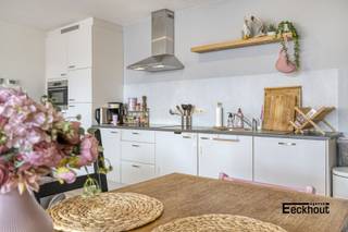 Dit moderne appartement bevindt zich in de klassevolle residentie South View, op enkele passen van het strand, het zwembad, tram- en bushaltes en diverse winkels en supermarkten. Het appartement bevindt zich aan de achterzijde van de residentie, in een rustige, brede straat en met een open zicht vanop het terras en vanuit de woonkamer.<br />Gezien het appartement werd opgeleverd in 2018, voldoet het aan alle nieuwe normen en comfort: het heeft een EPC-label A, het is asbestvrij en de elektrische installatie is conform.<br />Indeling: inkomhal, woonkamer met open, geïnstalleerde keuken, terras, 2 slaapkamers, badkamer met douche, ligbad en dubbel lavabomeubel, apart toilet en berging met aansluiting voor wasmachine.<br />Mogelijkheid tot aankoop van een ruime garagebox in het gebouw!<br />Dit appartement is geschikt voor iedereen die zorgeloos wil wonen of investeren nabij het strand te Mariakerke!