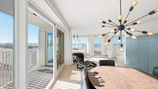 Magnifique appartement d'angle avec une imprenable vue frontale sur la mer au 4e étage de la résidence Cap Horn, situé de manière unique sur la digue de Duinbergen, entouré par la mer et les dunes du Willemspark.<br /><br />Disposition de cet appartement 4 chambres :<br />Hall d'entrée avec toilettes invités, vestiaire et un débarras avec raccordement pour machine à laver et sèche-linge. <br />Le séjour lumineux se compose d'un salon confortable et une salle à manger, offrant un accès direct aux terrasses ensoleillées aux vues magnifiques sur la mer et le parc Willems. Attenant, une cuisine semi-ouverte entièrement équipée.<br />L'appartement dispose de quatre chambres, dont une chambre modulable avec vue mer frontale, qui peut être utilisée pour agrandir le salon.<br />Cave privée et local à vélos commun dans la résidence.<br />Possibilité d'acquérir plusieurs garages dans la résidence.<br /><br />Une offre unique, pouvant à la fois servir comme habitation famililale ou comme maison de vacances.<br /><br />Pour plus d'informations ou une visite sur rendez-vous, contactez nous au 050 63 20 40.