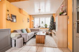 <p><span> </span><span>Maison très chaleureuse et pleine de charme avec un magnifique jardin, une allée et un spacieux garage</span></p><p><span>Hall dentrée donnant accès à une salle de bain compacte équipée dune baignoire/douche et dun meuble lavabo. Lespace de vie convivial est aménagé avec un agréable coin TV et une salle à manger.<br />Dans le prolongement se trouve la cuisine semi-ouverte, équipée de rangements et dappareils électroménagers. Un raccordement pour une machine à laver est également prévu.</span></p><p><span>À létage se trouvent une grande chambre et une seconde pièce. De plus, un grenier de rangement peut être aménagé en espace supplémentaire moyennant linstallation dun escalier fixe dans la cage descalier.</span></p><p><span>Bien que la maison soit située le long dun axe plus fréquenté, cela ne se ressent absolument pas lorsque vous profitez de la charmante terrasse, sous la nouvelle couverture de terrasse ou dans le grand jardin offrant une vue sur un environnement verdoyant.<br />Le spacieux garage constitue un véritable atout, idéal pour un hobby ou comme espace de rangement supplémentaire. Le véhicule peut également être stationné confortablement sous le carport. Une allée permet le stationnement de plusieurs voitures.</span></p><p><span>Cette maison est bien isolée et dispose dun certificat électrique conforme, dun système de climatisation réversible (chauffage) au rez-de-chaussée et au premier étage. Ces éléments, combinés à son atmosphère chaleureuse et à son agencement pratique, constituent des atouts majeurs.<br />Située à distance cyclable du centre de Haacht, à proximité des axes routiers et des commerces, cette propriété allie accessibilité aisée et cadre de vie agréable.</span></p><p><span> </span></p><p><span> </span></p>