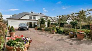 This spacious and stylish detached villa offers a unique combination of comfort, space and privacy in a prime location in Brasschaat. The...